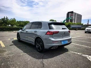 2023 Volkswagen Golf VIII, серебристый, 1650000 рублей, вид 4