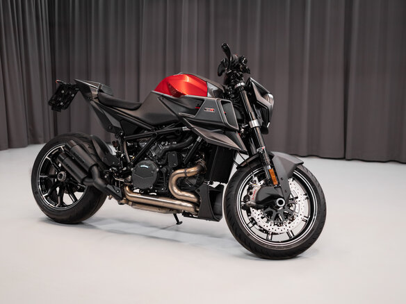 2022 KTM 1290 Super Duke R, красный