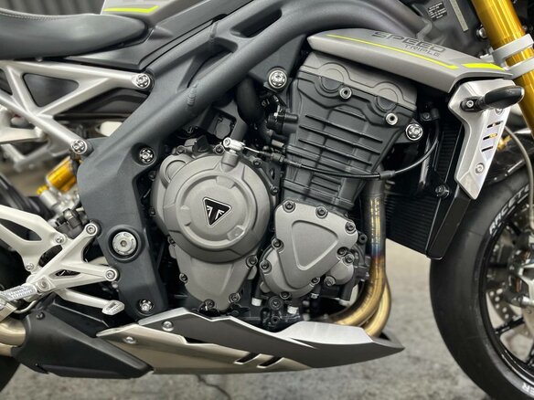 2021 Triumph Speed Triple, серый, 1520000 рублей - вид 19