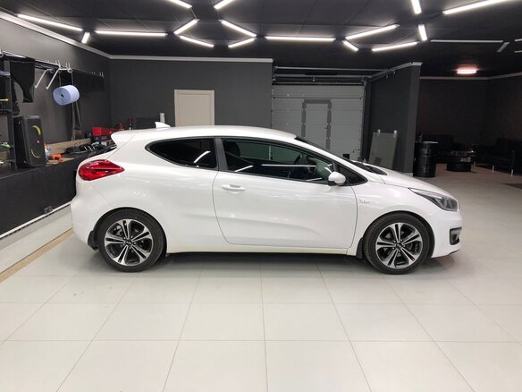 2017 Kia Ceed II Рестайлинг, белый, 1300000 рублей - вид 3
