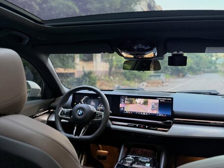 2024 BMW 5 серии 520i VIII (G60/G61/G68), серый, 6940000 рублей, вид 5