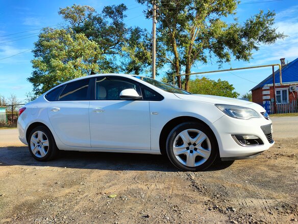 2013 Opel Astra J Рестайлинг, белый, 1000000 рублей - вид 3
