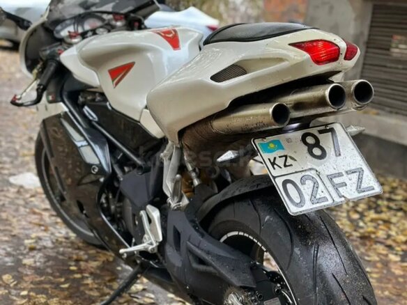 2015 MV Agusta F4 1000, белый, 1500000 рублей - вид 8