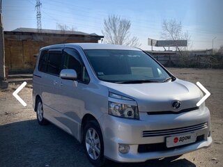 2010 Toyota Voxy II (R70), серебристый, 1700000 рублей, вид 2