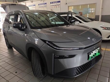 2025 Toyota bZ3X 50 kWh, серый, 2127000 рублей, вид 2