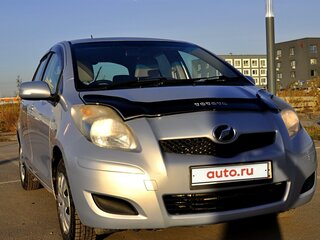 2009 Toyota Vitz II (XP90), серебристый, 820000 рублей, вид 3