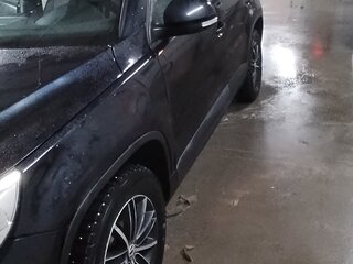 2010 Volkswagen Tiguan I, чёрный, 700000 рублей, вид 3
