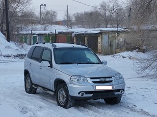 2011 Chevrolet Niva I Рестайлинг, серебристый, 460000 рублей, вид 1