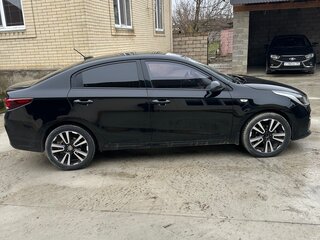 2019 Kia Rio IV, чёрный, 1600000 рублей, вид 2