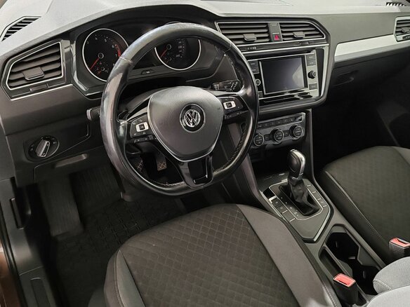 2018 Volkswagen Tiguan II, коричневый, 1690000 рублей - вид 11