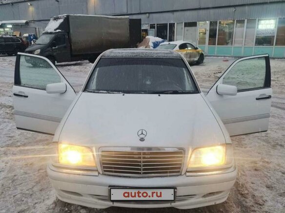 1999 Mercedes-Benz C-Класс 230 I (W202) Рестайлинг, белый, 500000 рублей - вид 1