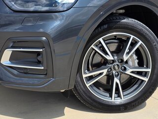 2022 Audi Q5 40 TDI II (FY) Рестайлинг, серебристый, 4450010 рублей, вид 3