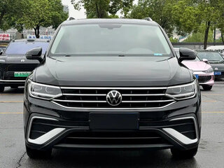 2023 Volkswagen Tiguan II Рестайлинг, чёрный, 2440000 рублей, вид 2