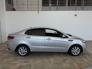 2016 Kia Rio III Рестайлинг, серебристый, 1100000 рублей, вид 4