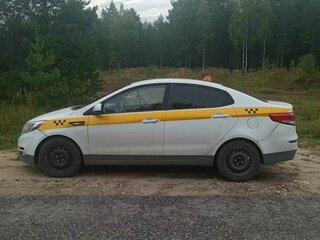 2017 Kia Rio III Рестайлинг, белый, 800000 рублей, вид 4