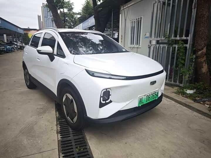 Открыть фотографии: Geely Geometry E