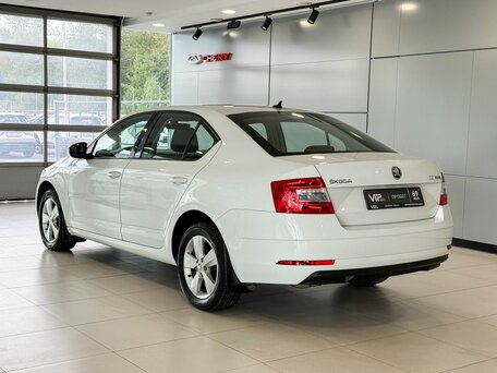 2018 Skoda Octavia III (A7) Рестайлинг, белый, 1857000 рублей, вид 4