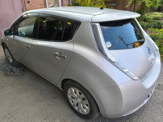2013 Nissan Leaf (EM57) I (ZE0/AZE0), серебристый, 850000 рублей, вид 2
