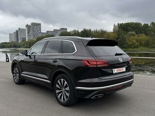 2018 Volkswagen Touareg III, коричневый, 5488000 рублей, вид 3