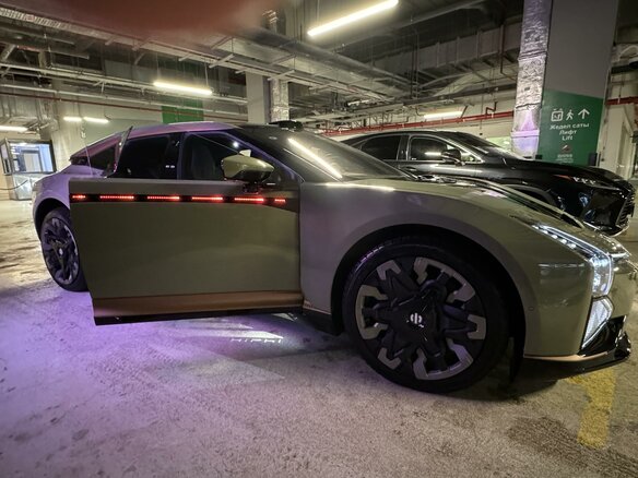 2023 HiPhi Z 120 kWh, зелёный, 8700000 рублей - вид 3