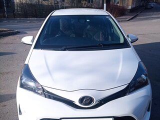 2016 Toyota Vitz III (XP130) Рестайлинг, белый, 850000 рублей, вид 1
