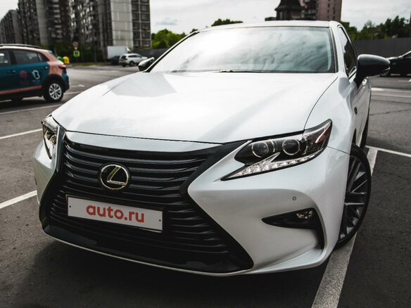 2016 Lexus ES 250 VI Рестайлинг, белый, 3100000 рублей