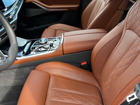 2024 BMW X7 40i I (G07) Рестайлинг, серебристый, 13790000 рублей, вид 5