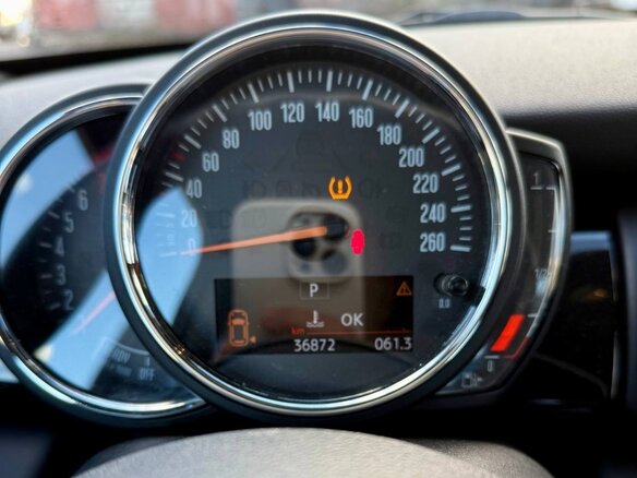 2019 Mini Hatch Cooper III (F55/F56) Рестайлинг, серебристый, 2600000 рублей - вид 17