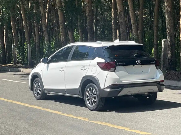 2022 Toyota Yaris L XP150 Рестайлинг, белый, 967010 рублей - вид 3