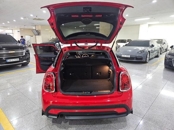 2022 Mini Hatch Cooper III (F55/F56) Рестайлинг 2, красный, 1784000 рублей - вид 17
