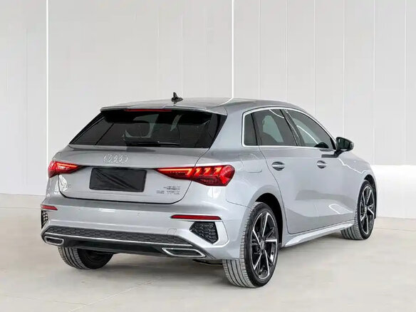 2023 Audi A3 Sportback 35 TFSI IV (8Y), серебристый, 2356560 рублей - вид 3