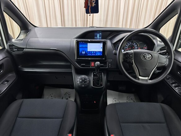 2018 Toyota Voxy III (R80) Рестайлинг, белый, 2199999 рублей - вид 16