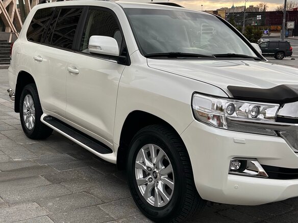 2019 Toyota Land Cruiser 200 Series Рестайлинг 2, белый, 9200000 рублей - вид 2