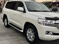 2019 Toyota Land Cruiser 200 Series Рестайлинг 2, белый, 9200000 рублей - вид 2