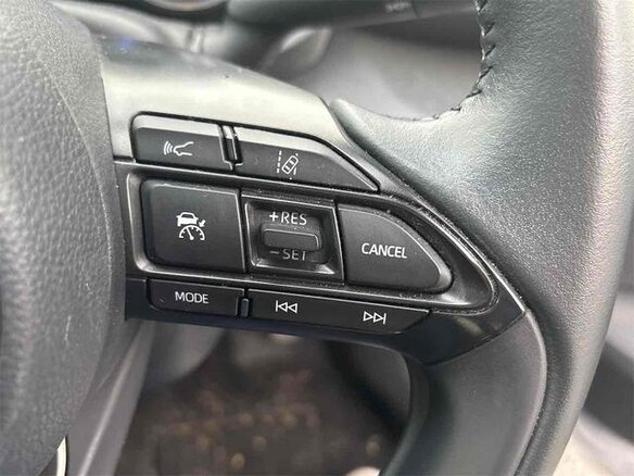 2021 Toyota Yaris IV, серебристый, 980000 рублей - вид 8