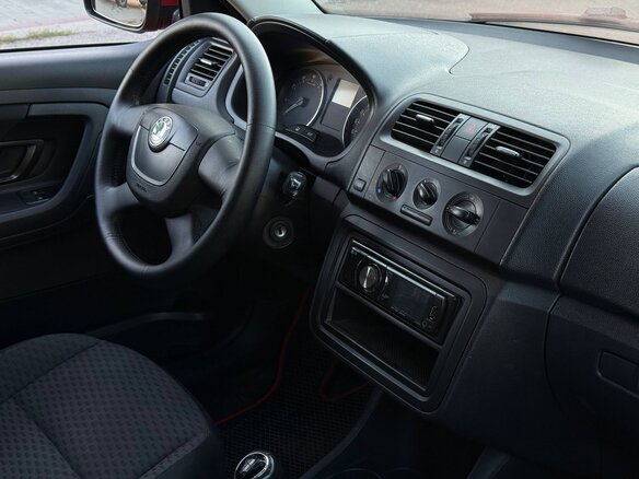 2011 Skoda Fabia II Рестайлинг, красный, 600000 рублей - вид 4