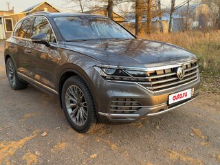 2018 Volkswagen Touareg III, серый, 5250000 рублей, вид 3