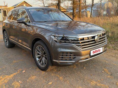 2018 Volkswagen Touareg III, серый, 5250000 рублей, вид 3