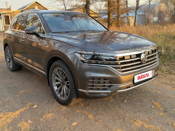 2018 Volkswagen Touareg III, серый, 5250000 рублей - вид 2