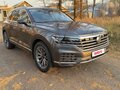 2018 Volkswagen Touareg III, серый, 5250000 рублей - вид 2