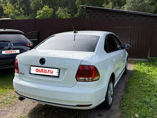2017 Volkswagen Polo V Рестайлинг, белый, 900000 рублей, вид 4