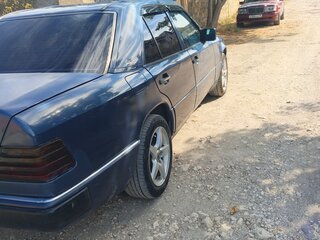 1991 Mercedes-Benz W124 260, синий, 600000 рублей, вид 3