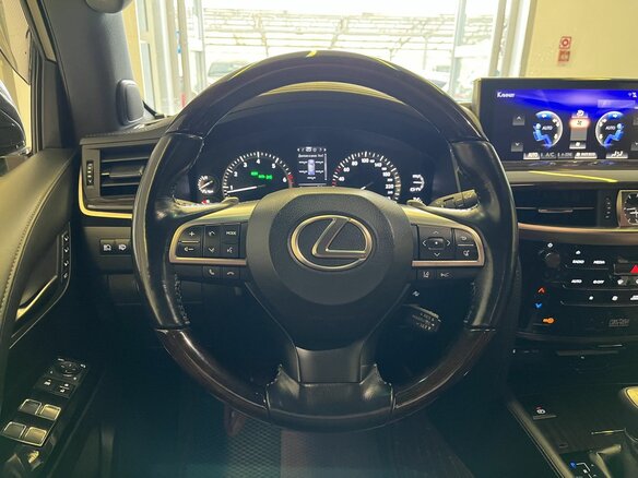 2017 Lexus LX 570 III Рестайлинг 2, чёрный, 7825000 рублей - вид 11