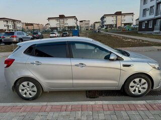 2016 Kia Rio III Рестайлинг, серебристый, 1100000 рублей, вид 2