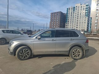 2018 Volkswagen Tiguan II, серебристый, 2400000 рублей, вид 3