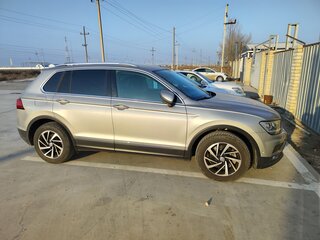 2018 Volkswagen Tiguan II, серебристый, 2545000 рублей, вид 2