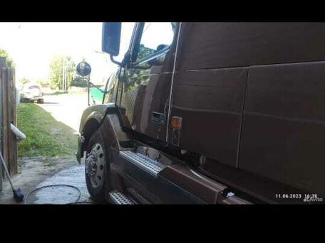 2003 Volvo VNL, коричневый, 3500000 рублей, вид 2