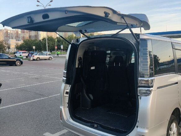 2017 Toyota Voxy III (R80), серебристый, 2500000 рублей - вид 13