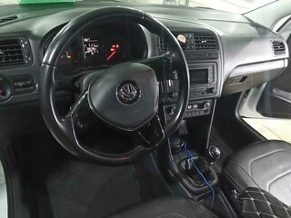 2017 Volkswagen Polo V Рестайлинг, белый, 750000 рублей, вид 1