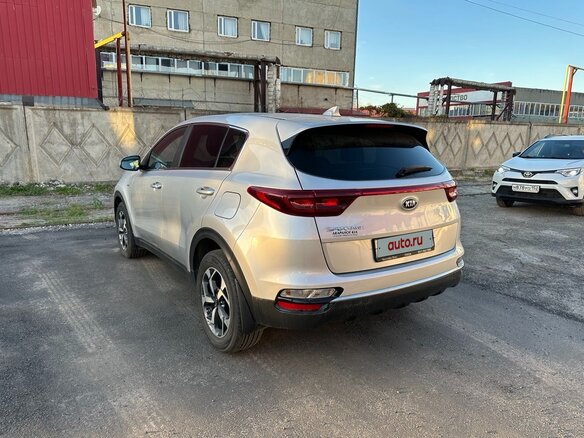 2020 Kia Sportage IV Рестайлинг, серебристый, 2550000 рублей - вид 4